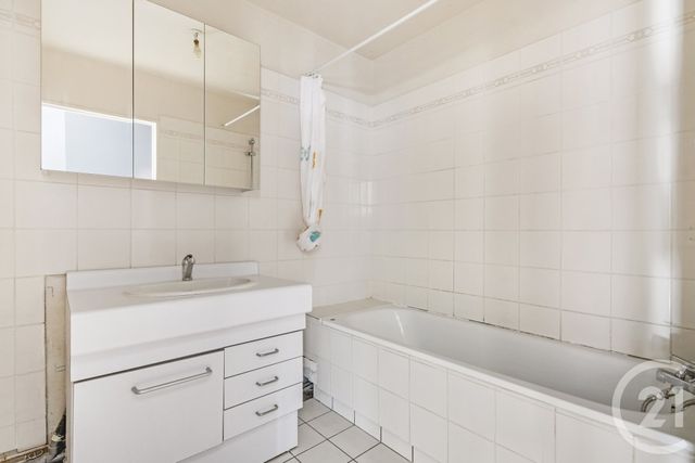 Appartement F3 à vendre - 3 pièces - 82.0 m2 - PARIS - 75019 - ILE-DE-FRANCE - Century 21 Saint-Fargeau
